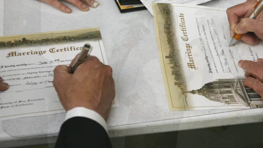 Personas contrayendo matrimonio