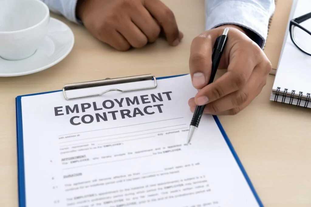 ¿Qué es un contrato de trabajo en Estados Unidos?